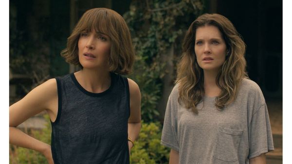 Rose Byrne und Meghann Fahy als Schwestern Sam und Charlie Quinn vor einem Haus in „The Good Daughter“