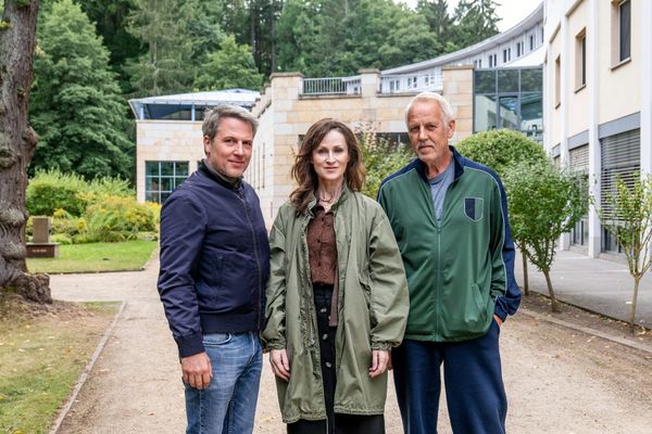 Felix Karolus, Sophie Rois und Frank Leo Schröder stehen vor einem Klinikgebäude