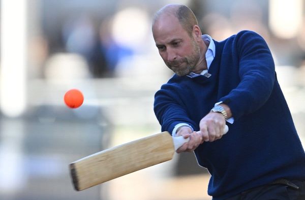 Prinz William hat sich am Dienstag beim Cricket vor dem Palast versucht.