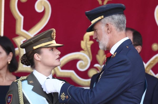 König Felipe hilft Prinzessin Leonor beim Ordnen ihrer Uniform.