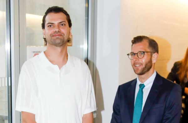Jimi Blue Ochsenknecht im August 2025 mit seinem Anwalt. Im erneuten Prozess war er nicht persönlich dabei.