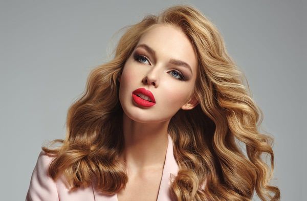 Mehr Volumen geht nicht: Beauty-Fans entdecken den 80er-Blowout für sich.