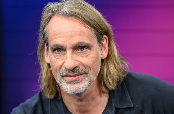 Richard David Precht hat in seinem Podcast offen über die letzte Zeit mit seinem Vater gesprochen.