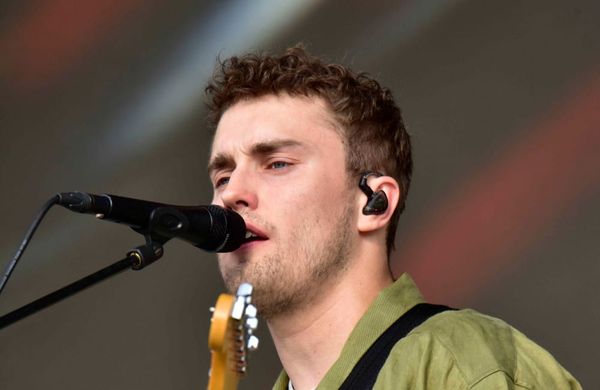 Sam Fender soll 2027 als Headliner beim Glastonbury Festival auftreten