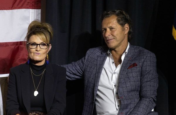 Sarah Palin und Ron Duguay bei einer Veranstaltung 2022.