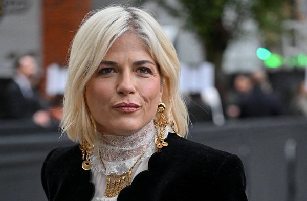 Selma Blair hat sich erstmals zu dem Vorfall im Flugzeug geäußert.