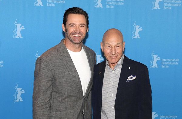 Patrick Stewart ist im Alter von 86 Jahren verstorben. Viele Kollegen, darunter Hugh Jackman (l.), erinnern sich an den Star.