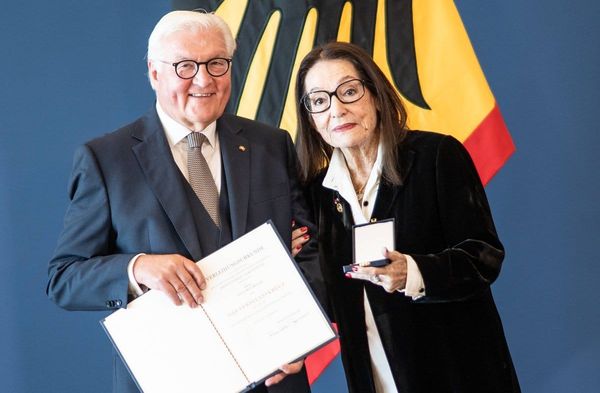 Nana Mouskouri wurde mit dem Bundesverdienstorden ausgezeichnet.