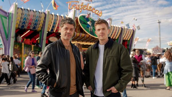 Carlo Ljubek und Ferdinand Hofer vor dem Teufelsrad auf dem Oktoberfest