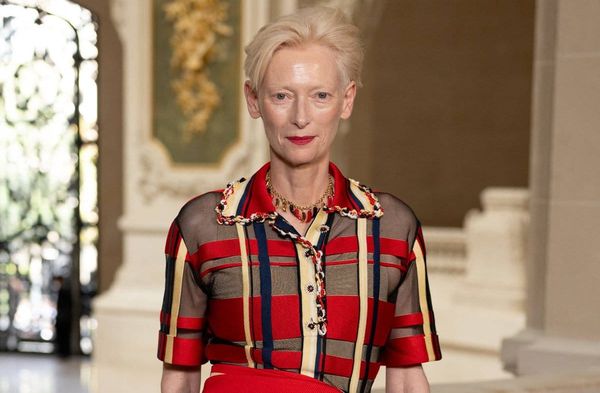 Oscarpreisträgerin Tilda Swinton legt ihre ersten Memoiren vor.