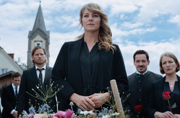 In der Episode "Die Bergretter: Bruchstelle" trauern Katharina (Luise Bähr), Markus (Sebastian Ströbel) und die Kollegen um …