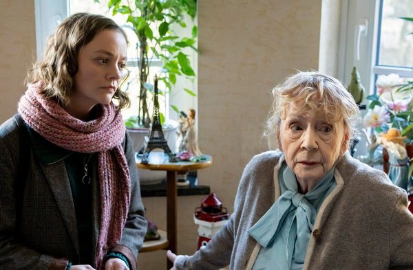 "Die Kanzlei: Kein zweites Mal": Charlie (Mathilde Bundschuh, l.) hilft Hildtrud Meissner (Christine Schorn), der regelmäßig…