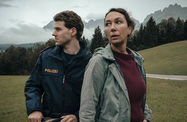 "Tiroler Blut: Der erste Schuss": Chefinspektorin Fanny Gruber (Ursula Strauss, r.) und Sohn Tobi (Noah L. Perktold).