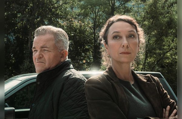 "Tiroler Blut: Am Abgrund": Anna Gruber (Allegra Tinnefeld, r.) legt sich mit dem Unternehmer Renner (Cornelius Obonya) an.