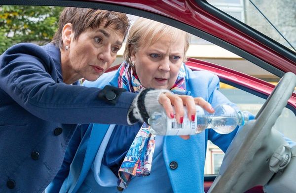 "Kanzlei Liebling Kreuzberg: Ein Meisterstück": Senta Kurzweg (Anja Franke, l.) und Dr. Talia Jahnka (Gabriela Maria Schmeid…