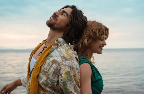 "Amore mio - Niemand ist wie Du": Edda (Sinje Irslinger, r.) und Matteo (Paolo Francesco Möller) tanzen am Strand.