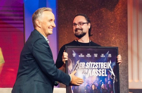 "Lass dich überwachen!": Moderator Jan Böhmermann überreicht einen Preis an einen Kandidaten.