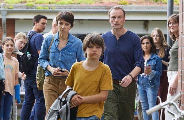 "Das verschwundene Kind": Aaron (Sammy Schrein, M.) hat in der Schule wieder Mist gebaut und wird von Sophie (Julia Koschitz…