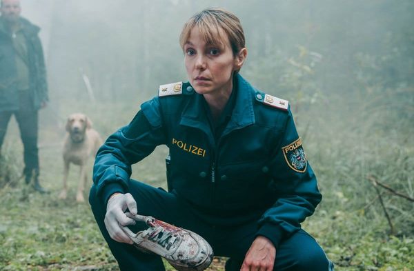 "Das Vergessen: Spurlos im Moor": Polizistin Pia Krauss (Julia Koschitz) hält einen blutverschmierten Turnschuh in der Hand,…