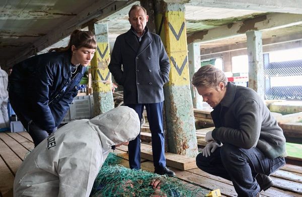 "Stralsund: Dunkle Tiefen": Die Kommissare Zabek, Hidde und Nowak können nur noch den Tod des Fischerei-Inhabers Hark Reimer…