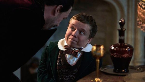 Tom Davis als Vampir-König Victor beugt sich zu Lenny Rush als Val, Szene aus "The Reluctant Vampire"