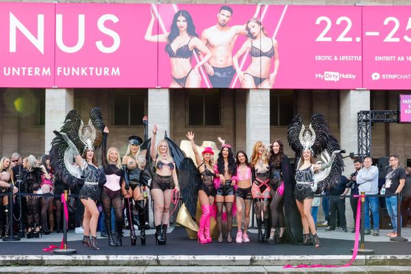 Die acht Markenbotschafterinnen beim Gruppenfoto zur Eröffnung der VENUS Berlin 2026 vor der Messe Berlin