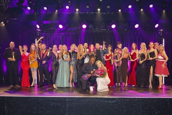 Gruppenbild der Preisträger der VENUS Awards 2026 mit Trophäen, vorne Roxxy X und Mola Adebisi
