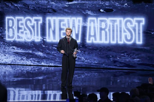 Alex Warren steht mit einer Trophäe auf der Bühne der MTV Video Music Awards 2026