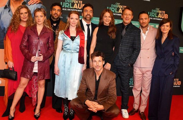 Regisseur Bora Dagtekin (Mitte) und Produzentin Lena Schömann (r.) posieren in München mit den Stars des Films.