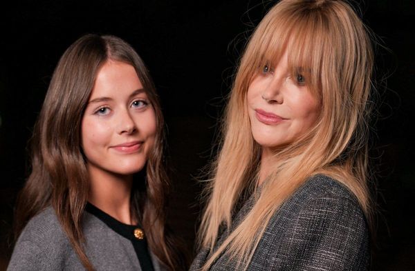 Faith Margaret Kidman-Urban lächelt gemeinsam mit ihrer berühmten Mutter Nicole Kidman (r.) in die Pariser Kameras.