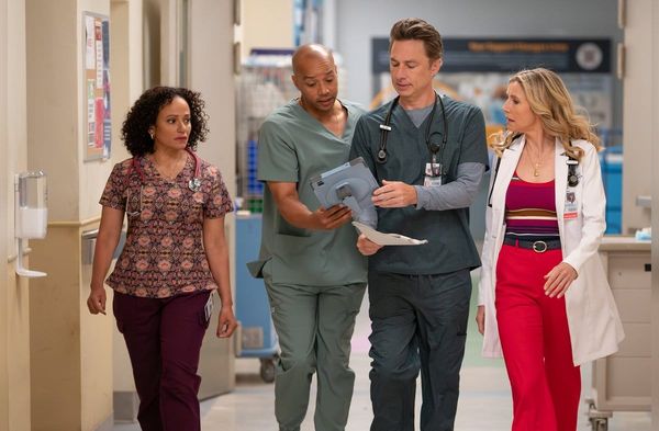 Judy Reyes (Carla Espinosa), Donald Faison (Turk), Zach Braff (J.D.) und Sarah Chalke (Elliot Reid) in der "Scrubs"-Neuaufla…