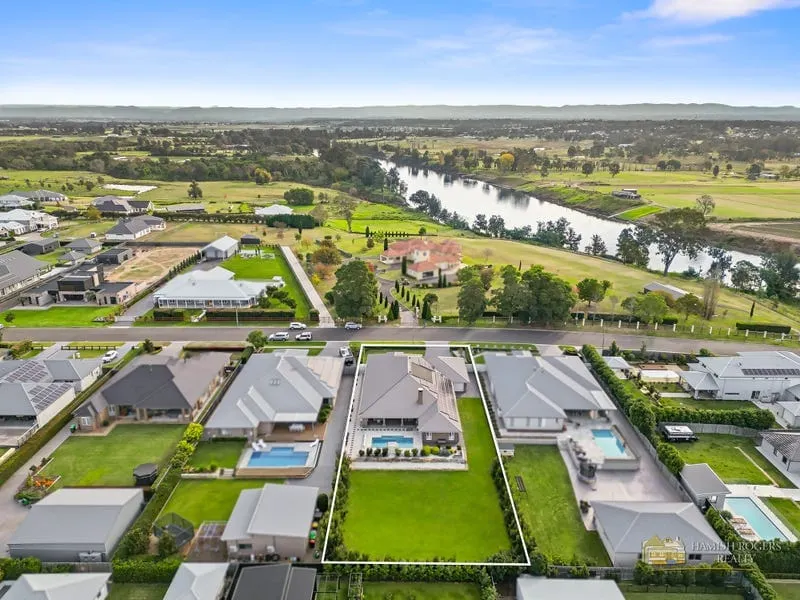 Housing downturn spreads beyond as buyers gain bargaining power