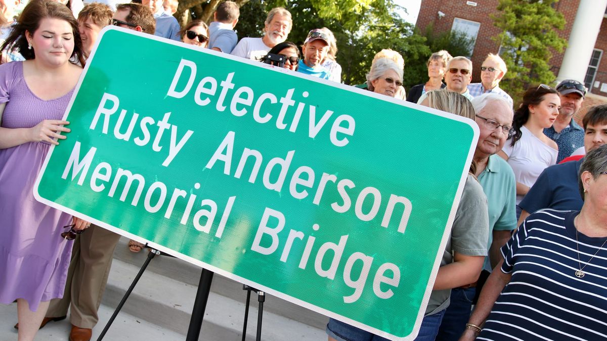 Two Barren County lives honored with lasting bridge dedications