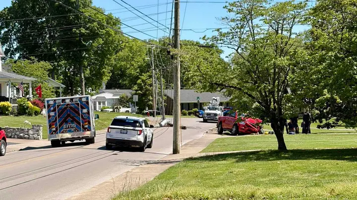 Crash knocks out power along Leslie Avenue in Glasgow