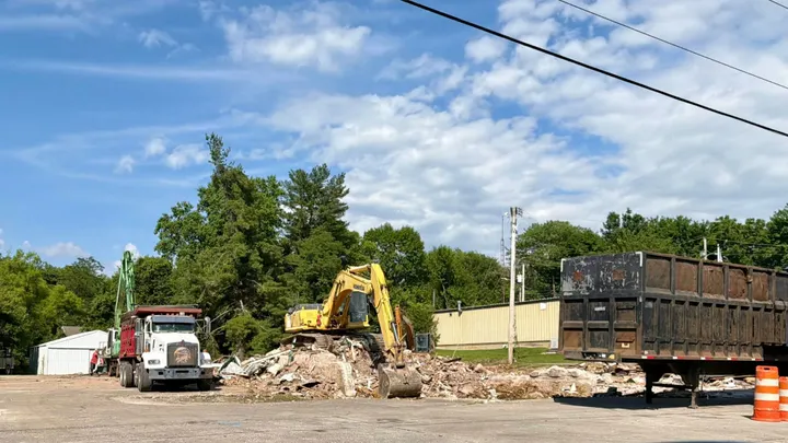 Decades-old Glasgow Ice Company building comes down