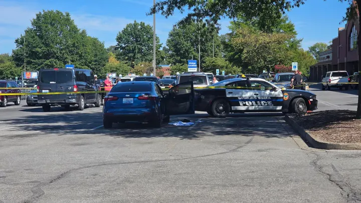 Teen dies after being shot near Bowling Green grocery store