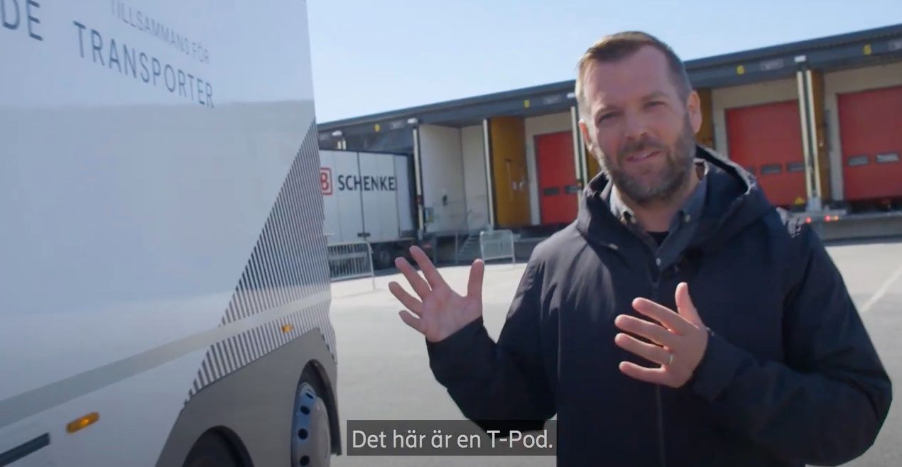 Magnus Aschan vid Einrides självkörande T-Pod