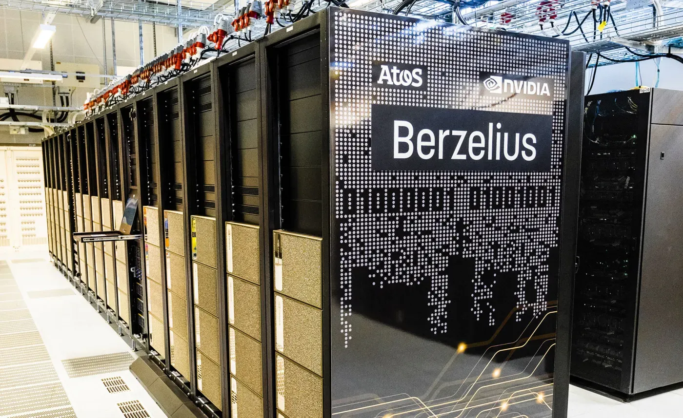 Rackrad i superdatorn Berzelius vid Linköpings universitet, med Atos- och Nvidia-logotyper på gavelpanelen