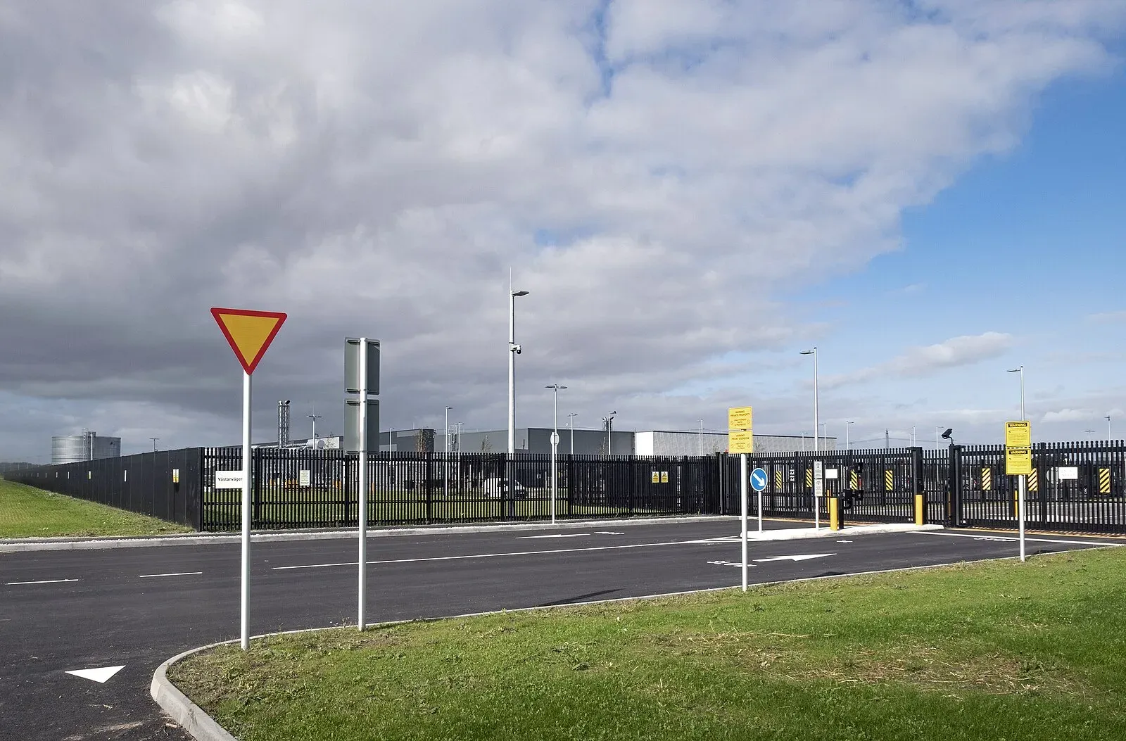 Microsofts datacenter under uppförande i Staffanstorp, en långsträckt hall bakom stängsel och lyftkranar