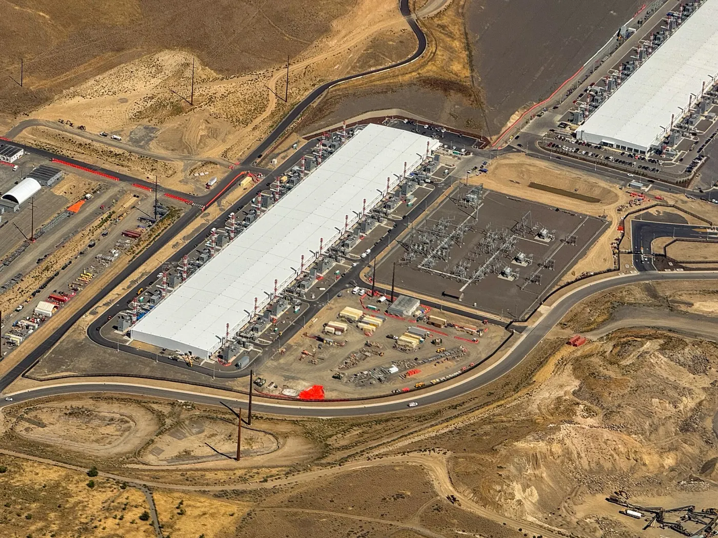 Flygbild över Microsofts datacenter utanför Wenatchee i delstaten Washington, med ett stort ställverk intill hallarna