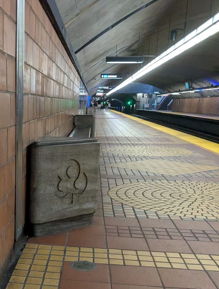 photo: metro platform w/ fleur-de-lis engraved on bench support