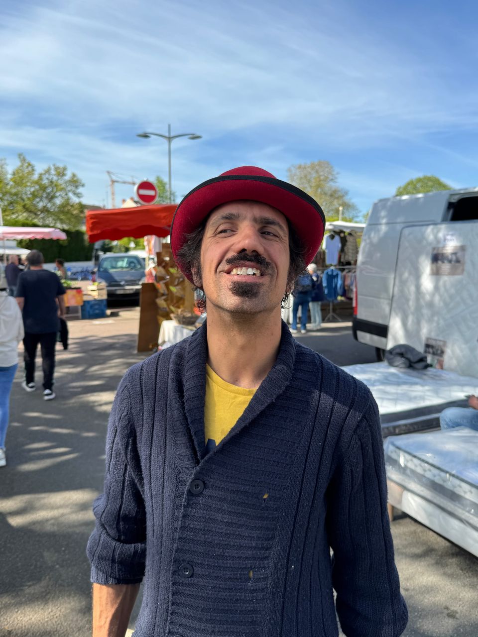 Rock ‘n’ Roll Circus   performer appearing in Paray-le-Monial at weekend seen at today’s market.