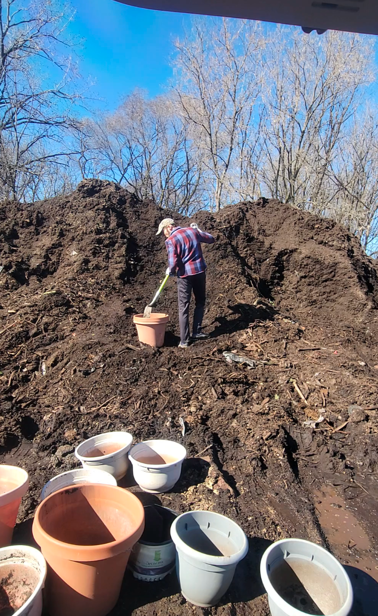 1 Minute Timelapse: Grabbing Compost for the Summer Season