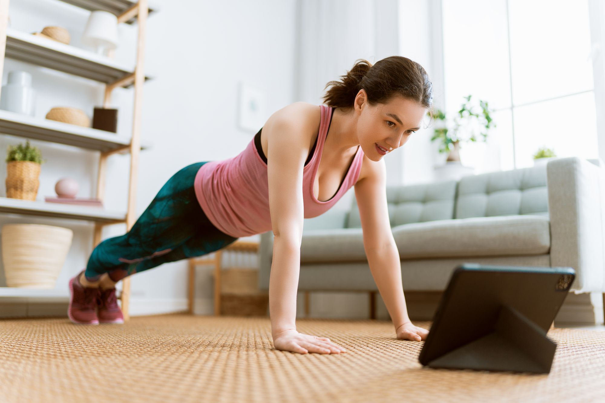 5 exercícios para fazer em casa durante o confinamento