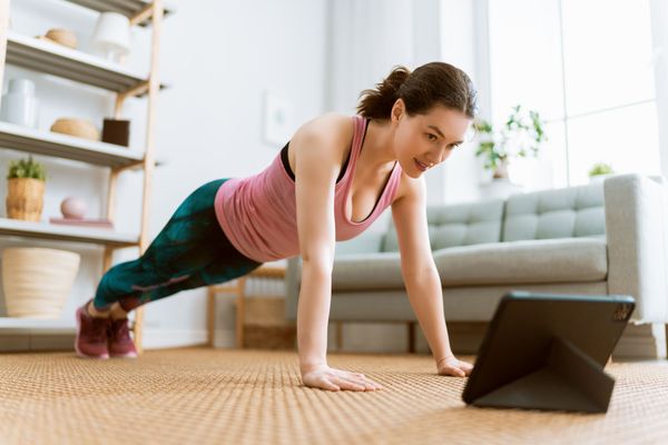 5 exercícios para fazer em casa durante o confinamento