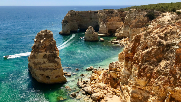 Verão no Algarve: bem-estar, relaxamento e autocuidado à distância de um clique