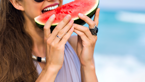 Comer melhor no verão: dicas para uma alimentação leve (e saborosa!) nos dias quentes🌞