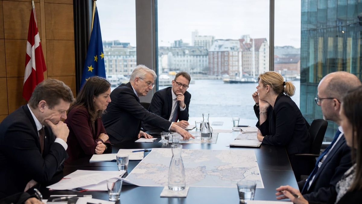 Autoridades dinamarquesas e europeias analisam mapas durante reunião sobre centros de retorno