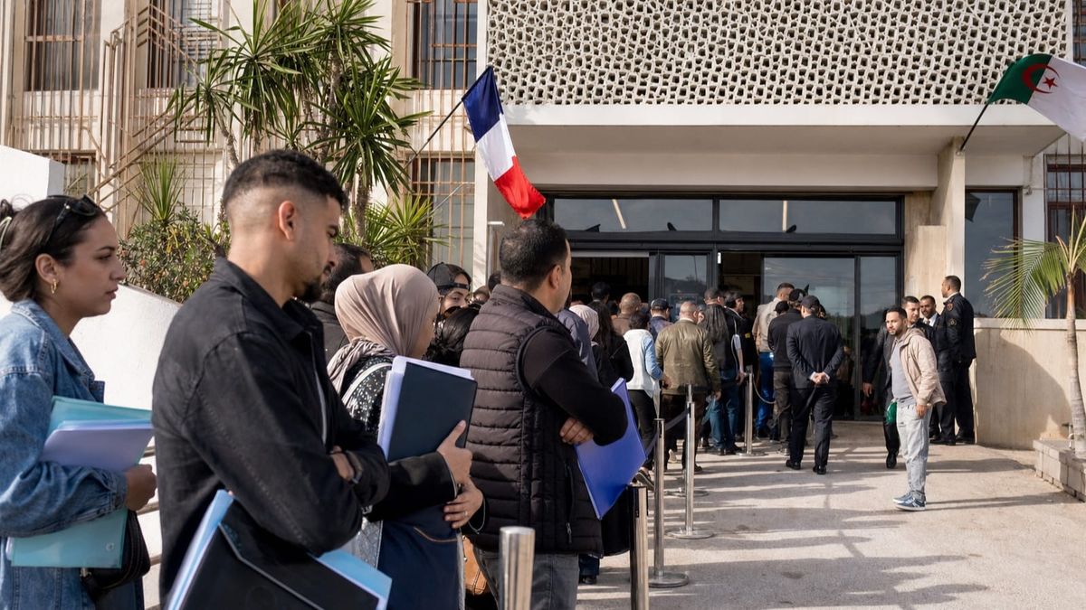 Candidatos aguardam atendimento diante de centro consular francês na Argélia