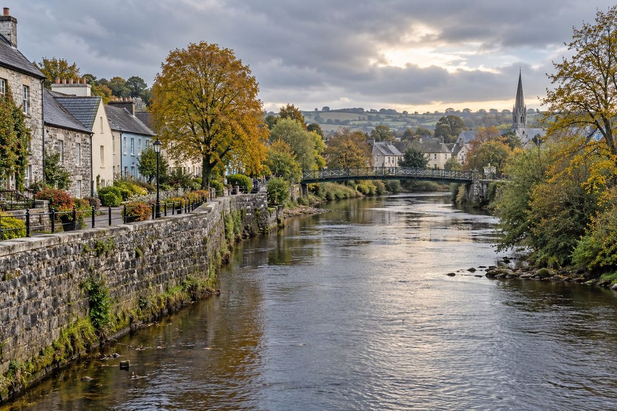 Rio tranquilo ao lado de casas e árvores de outono em uma cidade de inspiração irlandesa, em paisagem ilustrativa sem inundação.